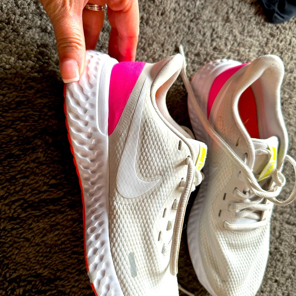 Women’s size 6 Nike tennis shoes only worn two times in excellent condition
